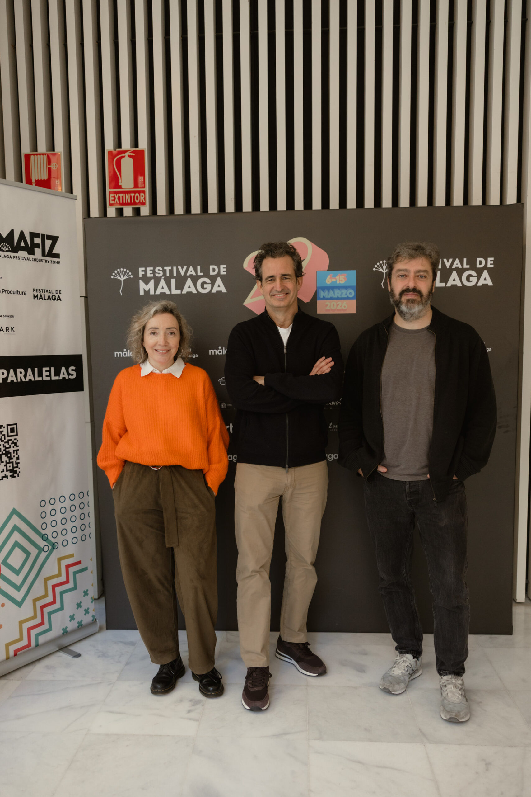 Los guionistas Diana Rojo, Germán Aparicio y Víctor García León posan a la entrada del auditorio del Museo Carmen Thyssen de Málaga. 