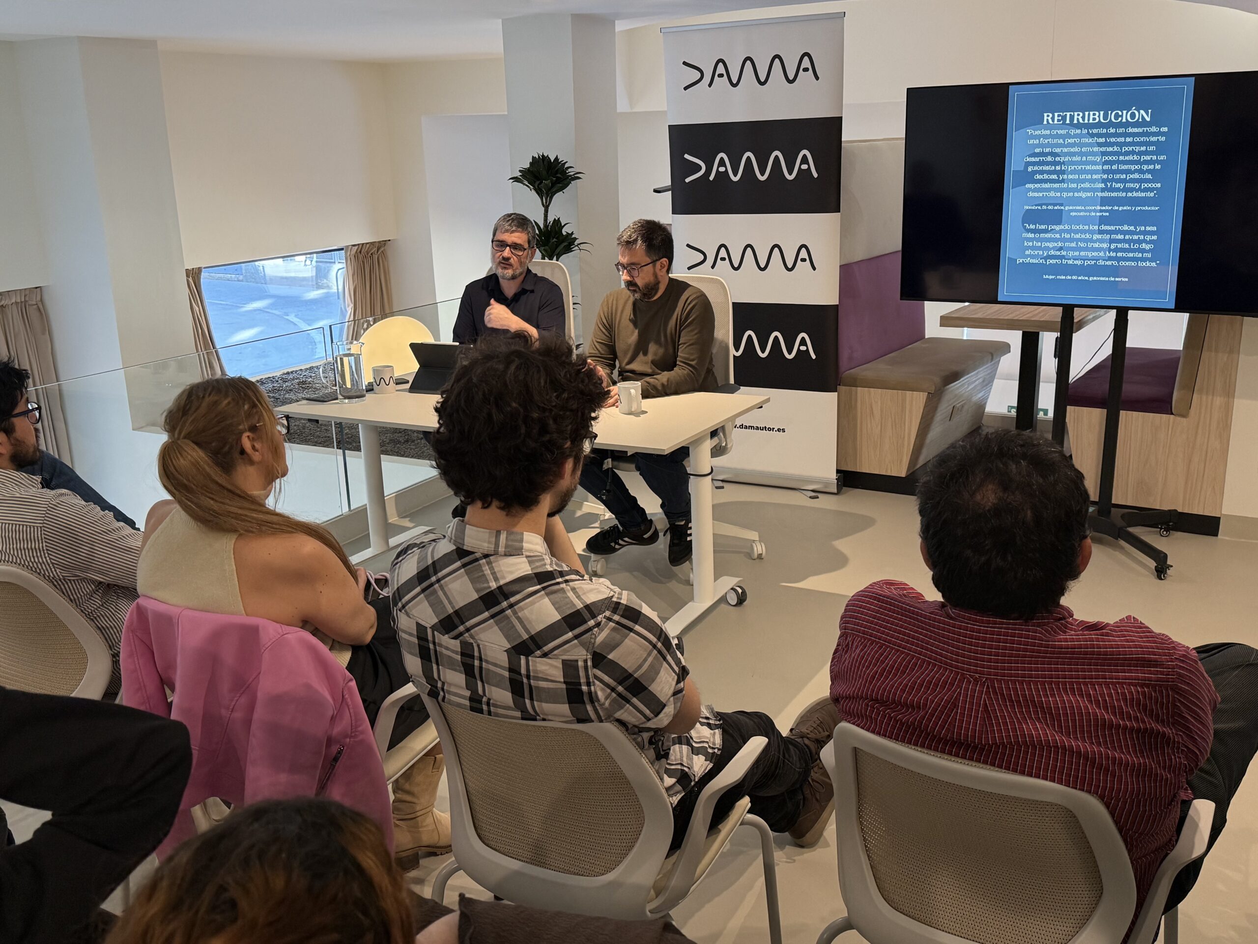 Natxo López y Josep Gatell, de la junta directiva de ALMA, presentan las conclusiones del estudio 'La profesión de guionista en España' de 2025. 